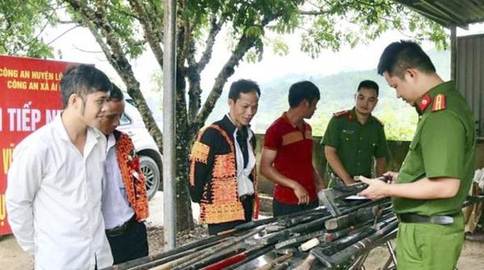 Cơ quan Công an vận động người dân giao nộp vũ khí.
