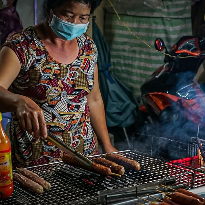 Một chủ quán bày hàng ra bán ven đường Nguyễn Văn Trị (thuộc phường Hòa Bình, thành phố Biên Hòa).