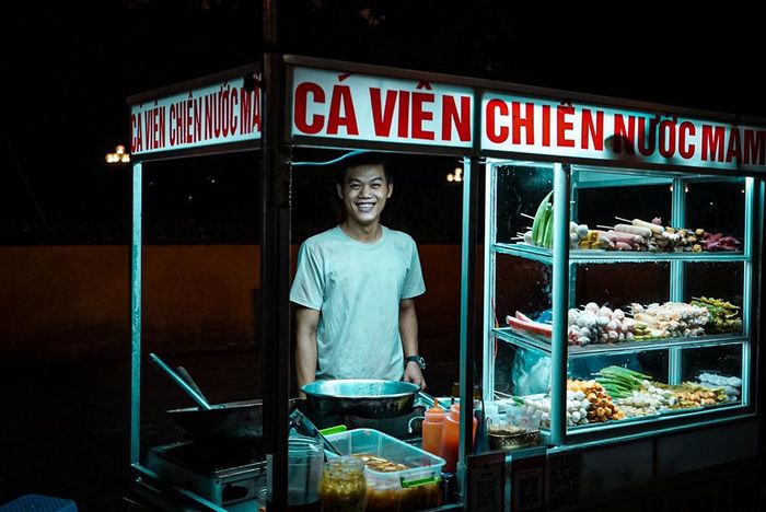 Dù công việc mưu sinh vào ban đêm vất vả nhưng người đàn ông bán hàng rong ven đường Nguyễn Văn Trị vẫn vui vẻ vì nhờ đó đã nuôi sống cả gia đình và lo cho các con ăn học.