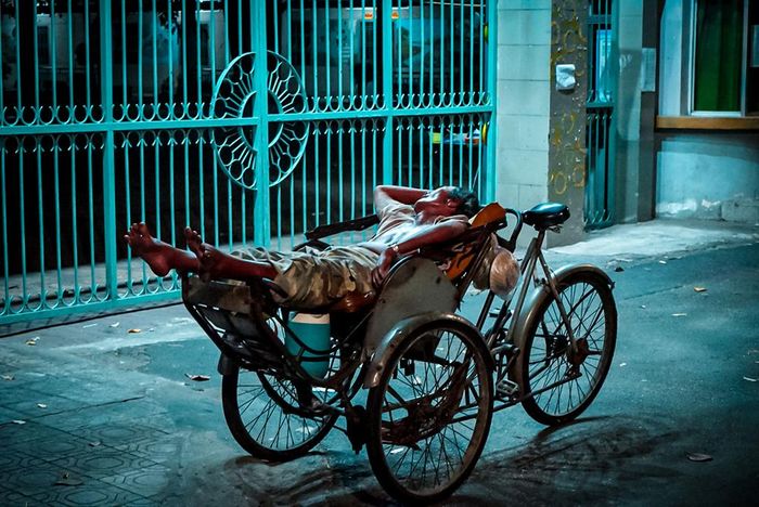 Người đạp xe xích lô chờ chở khách trên đường Nguyễn Ái Quốc (thuộc thành phố Biên Hòa).