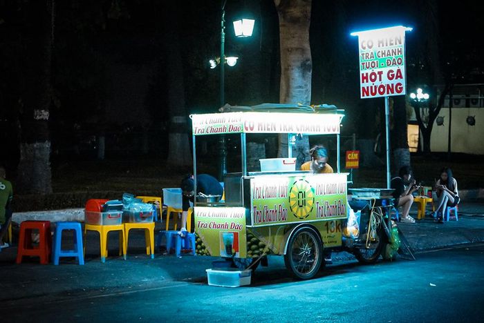 Người bán hàng rong vào ban đêm tại phố đi bộ Nguyễn Văn Trị (thành phố Biên Hòa).