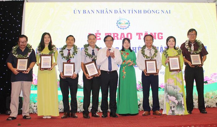 Phó chủ tịch UBND tỉnh Nguyễn Sơn Hùng và Phó chủ tịch HĐND tỉnh Hoàng Thị Bích Hằng trao giải A cho các tác giả. Ảnh: My Ny