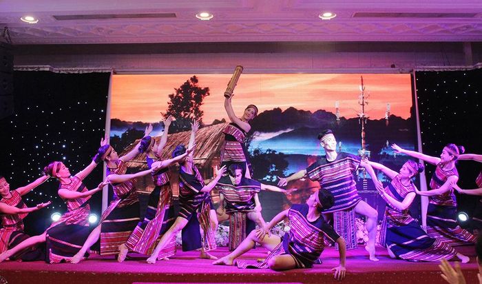 Tiết mục múa Vọng non ngàn do nghệ sĩ Nguyễn Việt Bắc biên đạo đoạt giải A, Giải thưởng văn học nghệ thuật Đồng Nai năm 2024 công diễn tại lễ trao giải. Ảnh: Ly Na