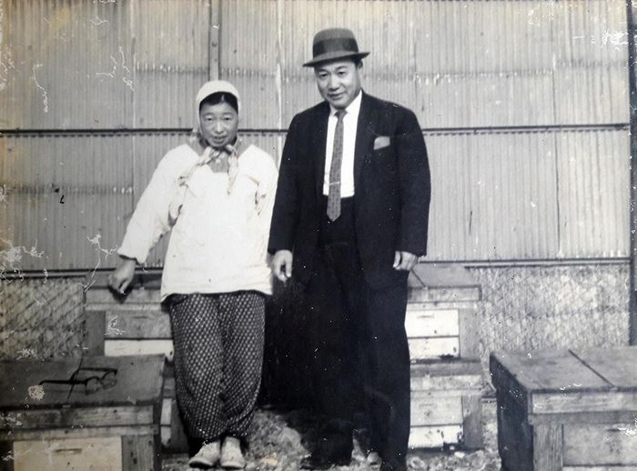 Vợ chồng kỹ sư Quách Đại Cương tại trại ong Đại Cương ở Sài Gòn vào năm 1963.