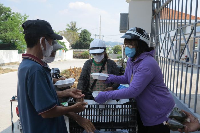 Trao các suất cơm 0 đồng tại Bệnh viện Lao và bệnh phổi tỉnh.
