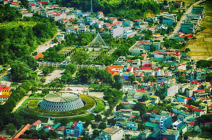  Phần 2 của cuốn sách là Điện Biên hôm nay. Trong đó gồm các ảnh phong cảnh và di tích Điện Biên, Điện Biên trên đường đổi mới... Tác phẩm Bảo tàng Chiến thắng Điện Biên Phủ và nghĩa trang A1 nhìn từ trên cao. Ảnh: Đoàn Hoài Trung. 