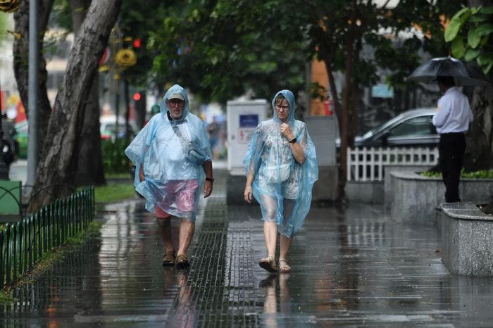 Mưa lớn tại quận 1 kéo dài khoảng 30 phút. Đến khoảng 15h, trời hửng nắng và không khí mát mẻ.