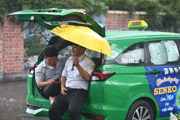 Cơn mưa lớn đổ xuống được xem là "cứu tinh" sau chuỗi nắng nóng gay gắt ở TP.HCM và miền Nam kéo dài từ ngày 9/2. Nhiều người hy vọng đây sẽ là sự khởi đầu cho mùa mưa của thành phố.