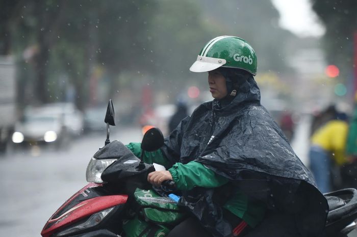 Hiện tại, TP.HCM và các tỉnh Nam Bộ đã qua giai đoạn nắng nóng đỉnh điểm, song những ngày nhiệt độ không khí trên 35-36 độ nhưng không quá 40 độ sẽ tiếp diễn từ nay đến hết tháng 5. Như vậy, những cơn mưa trong vài ngày nay chưa phải dấu chấm hết cho thời tiết nóng bức, nhưng cũng khiến tinh thần người dân, nhất là người lao động ngoài trời, phấn chấn hơn.