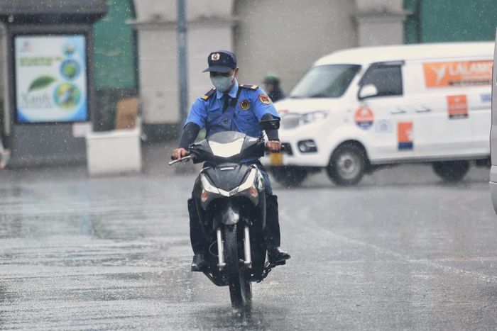 Một bảo vệ tắm mưa "bất đắc dĩ".