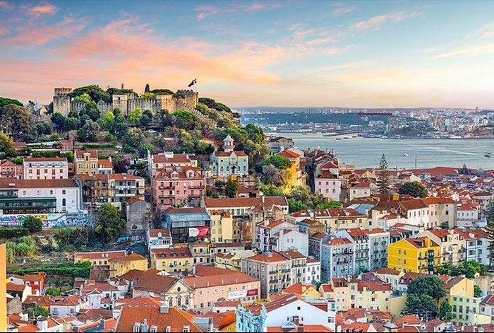Những con phố quốc tế của Lisbon, những tòa nhà lát gạch đẹp mắt và những khu phố kỳ quặc.