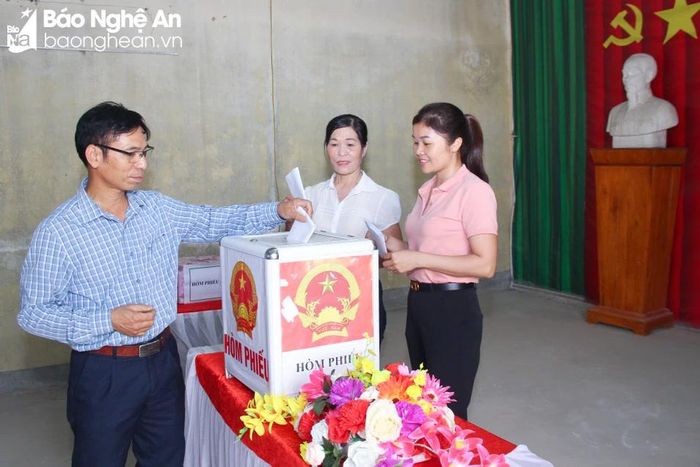  Cử tri xóm Thượng Nậm (xã Hồng Long) tham gia bỏ phiếu lấy ý kiến về Đề án sắp xếp đơn vị hành chính trên địa bàn. Ảnh: Mai Hoa 