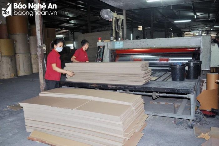  Tháng 4, sản xuất thùng carton ước đạt 2,2 triệu chiếc, tăng 51,47%. Ảnh: Thu Huyền 