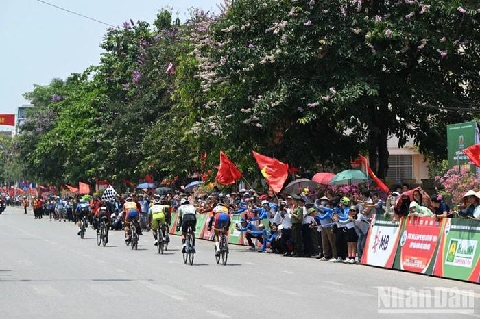  Không khí cuồng nhiệt tại thành phố Điện Biên Phủ khi đoàn đua về đích. 