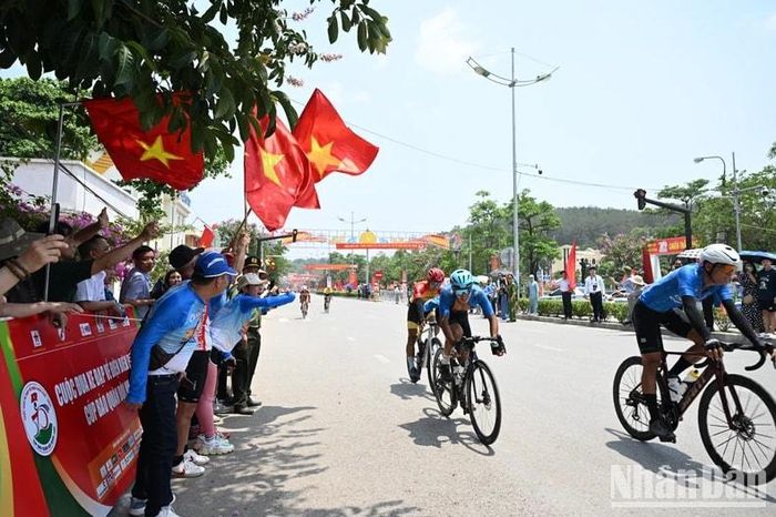  Khán giả thành phố Điện Biên Phủ cổ vũ nhiệt tình cho các vận động viên. 