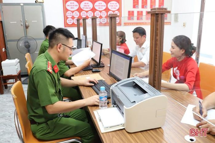  Người dân đến giao dịch trong ngày đầu tiên đưa vào sử dụng. 