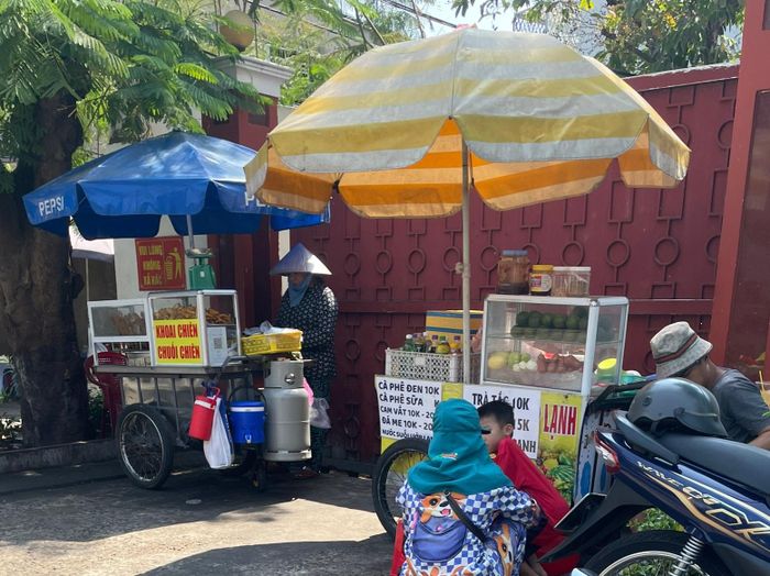 Hàng rong trước một cổng trường ở thành phố Thủ Đức. Ảnh: Đan Phương/Báo Tin tức