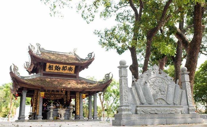 Phía trước Lăng là tấm bia đá khắc năm Minh Mệnh thứ 21 (1840) mang dòng chữ “Kinh Dương Vương lăng”.