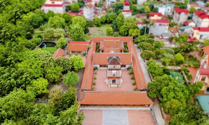 Quang cảnh chùa Dâu nhìn từ trên cao với kiến trúc cổ kính nhưng vẫn giữ được nét uy nghi.