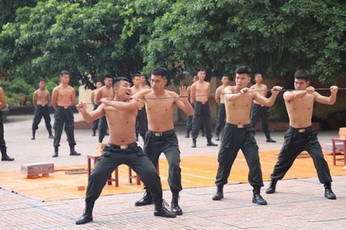 Cán bộ, chiến sĩ Cảnh sát Cơ động tập luyện các kỹ thuật võ thuật.