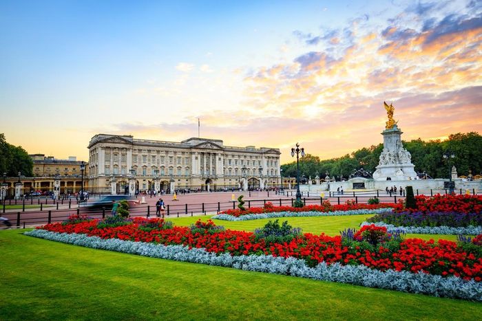 Tại đây có khu vườn Buckingham nổi tiếng là khu vườn tư nhân lớn nhất tại London, thu hút rất đông khách tham quan. Điểm đặc biệt là lính gác tại cung điện hầu như không bao giờ nở nụ cười hay bất kỳ biểu cảm nào trên khuôn mặt.