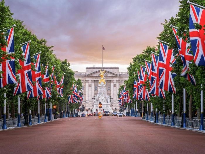Vào những ngày cuối tuần, Nữ hoàng Anh thường rời cung điện Buckingham ở London để tới nghỉ ngơi tại lâu đài Windsor ở Windsor, Berkshire. Hai địa điểm này cách nhau khoảng 32 km.