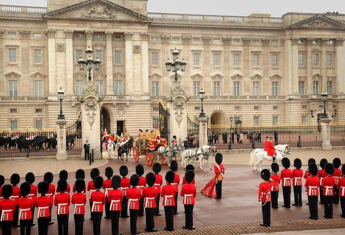 Cung điện Buckingham không chỉ là nơi ở của Nữ hoàng Anh và các thành viên hoàng tộc mà còn là "nhà" của hơn 800 nhân viên. 188 phòng trong cung điện Buckingham dành cho đội ngũ nhân viên làm các công việc như nấu nướng, giặt giũ, vệ sinh...