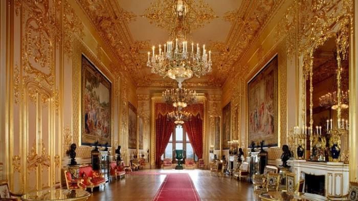 Bên trong cung điện Buckingham lưu giữ một bộ sưu tập các tác phẩm nghệ thuật, điêu khắc, thảm tuyệt đẹp. Trong số này, bức tranh vẽ lễ đăng quang của Nữ hoàng Victoria là kiệt tác nghệ thuật được nhiều người biết đến.