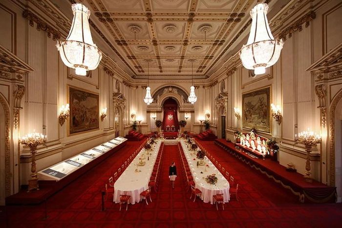 Do là nơi ở của gia đình hoàng gia Anh nên cung điện Buckingham chỉ mở cửa đón khách tham quan một số phần vào tháng 8 - 9. Đây là khoảng thời gian Nữ hoàng đi nghỉ ở Scotland.