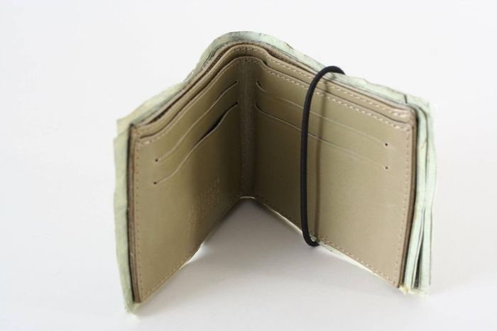  Chiếc ví gập được làm từ chất liệu da màu be, đảm bảo số ngăn đựng tiền mặt và thẻ. Từ khi ra mắt, món đồ lập tức thu hút sự chú ý của giới mộ điệu. Nhiều tín đồ thời trang thể hiện sự háo hức với item này. “Tôi bỏ tiền mua một tập tiền để đựng một xấp tiền khác”, một người dùng mạng xã hội để lại bình luận mô tả về mẫu ví. Receipt Wallet được xem là phiên bản “nâng cấp”, “sinh sau đẻ muộn” của chiếc $11 Bill Wallet. Sau khi chiếc ví hóa đơn được ra mắt, nhiều tín đồ thời trang bắt đầu tìm kiếm hình ảnh, săn lùng mẫu ví hình tập tiền cũ. Ảnh: MM6 Maison Margiela. 