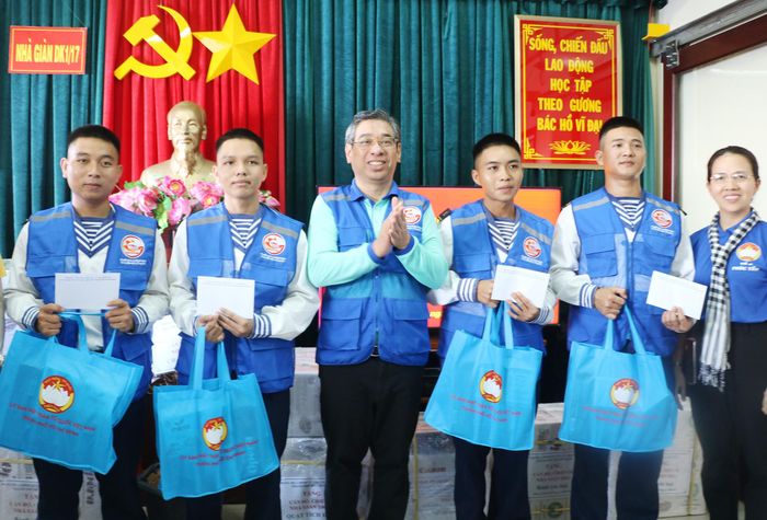  Phó Bí thư Thành ủy TPHCM Nguyễn Phước Lộc trao quà cho các chiến sĩ đang công tác tại nhà giàn DK1/17 
