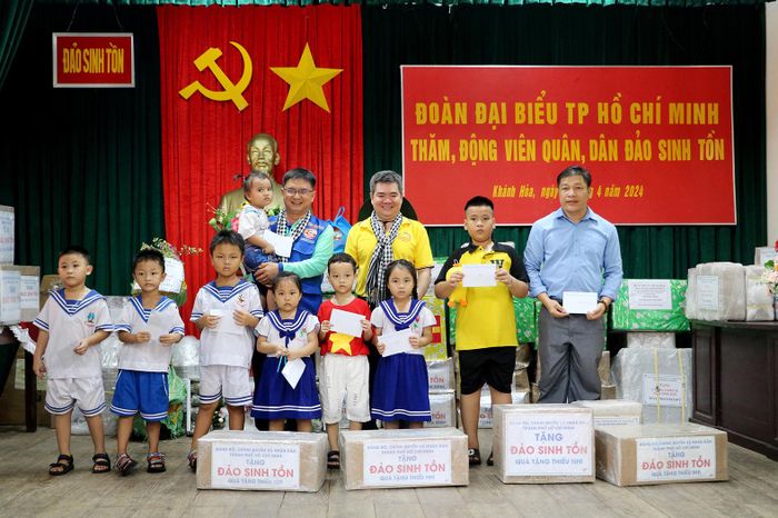  Đồng chí Nguyễn Mạnh Cường, Trưởng Ban Dân vận Thành ủy TPHCM, cùng các đại biểu trao quà cho thiếu nhi trên đảo Sinh Tồn 