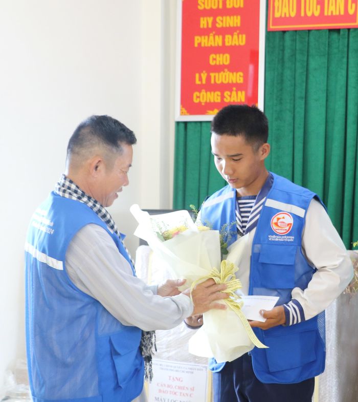  Anh Thái Văn Vũ (quê Củ Chi) vui mừng thăm con trai là chiến sĩ đang công tác tại đảo Tốc Tan C. Trong chuyến đi, Đoàn công tác tổ chức cho 3 phụ huynh thăm con (công dân TPHCM) là chiến sĩ phục vụ trên các đảo 