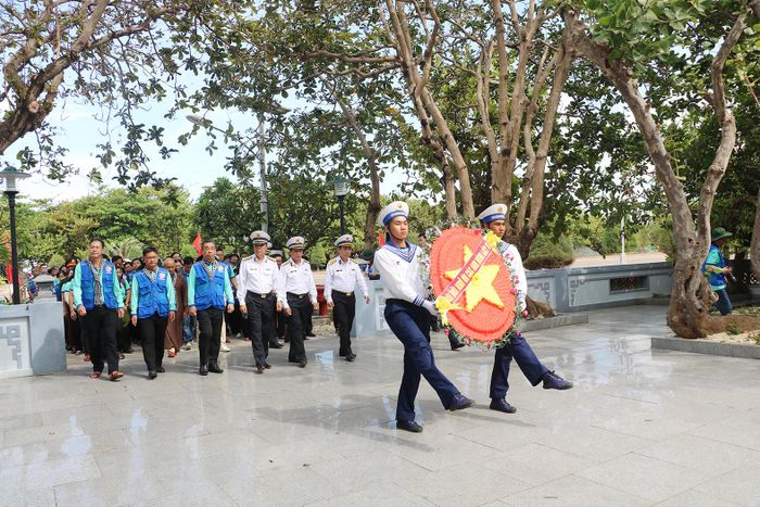  Đoàn dâng hương, dâng hoa tưởng niệm tại Đài Liệt sĩ đảo Trường Sa 