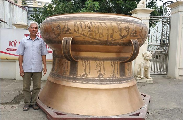 Nghệ nhân Nguyễn Bá Châu bên chiếc trống đồng lớn nhất Việt Nam