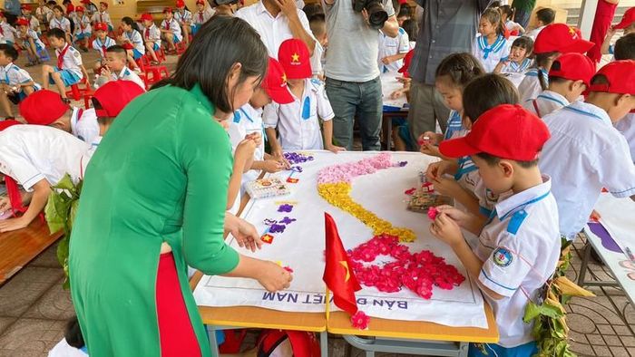 Học sinh Trường Tiểu học Tiên Điền (Nghi Xuân, Hà Tĩnh) tham gia trải nghiệm hoạt động “Em là chiến sĩ Điện Biên”. Ảnh: Nguyễn Lan