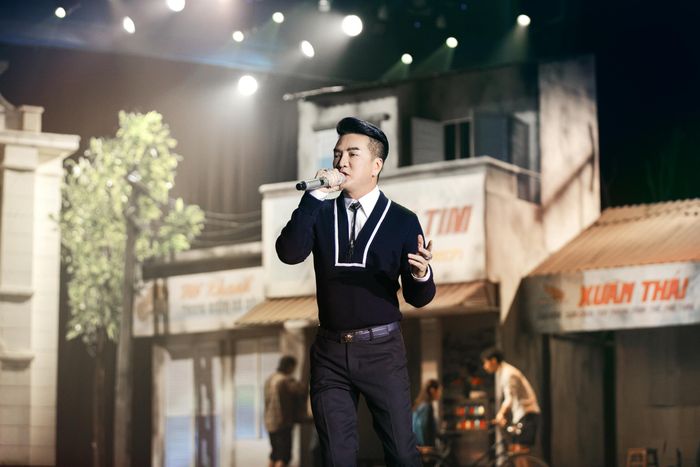 Ngoài việc đầu tư cho bối cảnh, vũ đoàn, điểm nhấn của live show còn đến từ hàng loạt trang phục cầu kỳ của Mr. Đàm.