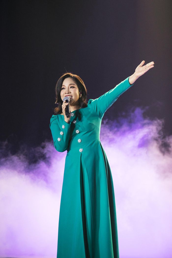 Hình ảnh đẹp và sang trọng của Mỹ Linh tại live show của Đàm Vĩnh Hưng. Trên sân khấu, diva song ca Dấu tình buồn cùng Mr. Đàm.