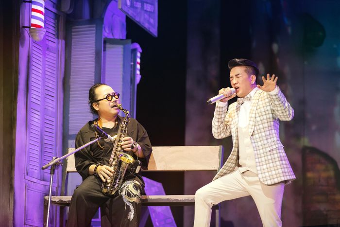 Sự góp mặt của nghệ sĩ saxophone Trần Mạnh Tuấn khiến nhiều khán giả xúc động. Giọng hát Đàm Vĩnh Hưng thăng hoa với Thành phố buồn, Xót xa, Ngày buồn, Thương tình nhân thông qua tiếng kèn lay động của nghệ sĩ Trần Mạnh Tuấn.
