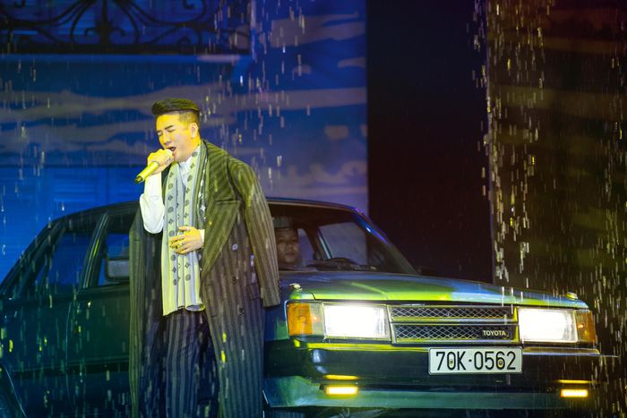Mở đầu show, khán giả được ôn lại hành trình 19 năm theo đuổi bolero của Đàm Vĩnh Hưng qua mashup Tình bơ vơ, Xót xa, Xóa tên người tình, Qua cơn mê, Chờ đông, Chuyện loài hoa dang dở, Hạnh phúc lang thang, Cho cuộc tình đã mất. Hình ảnh các album lần lượt xuất hiện mang lại nhiều hoài niệm. 