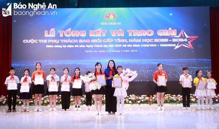  2 thí sinh đến từ 2 huyện Nghĩa Đàn và Nam Đàn đạt giải Nhất bảng thi miền núi và đồng bằng của cuộc thi. Ảnh: Thanh Quỳnh 
