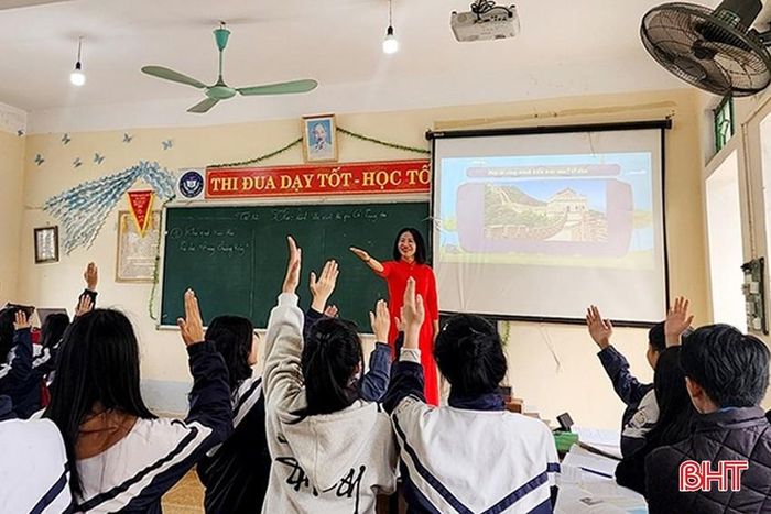  Nhiều giáo viên đã chủ động ứng dụng công nghệ thông tin; thu thập thông tin, hình ảnh để phục vụ cho việc dạy học môn Lịch sử. 