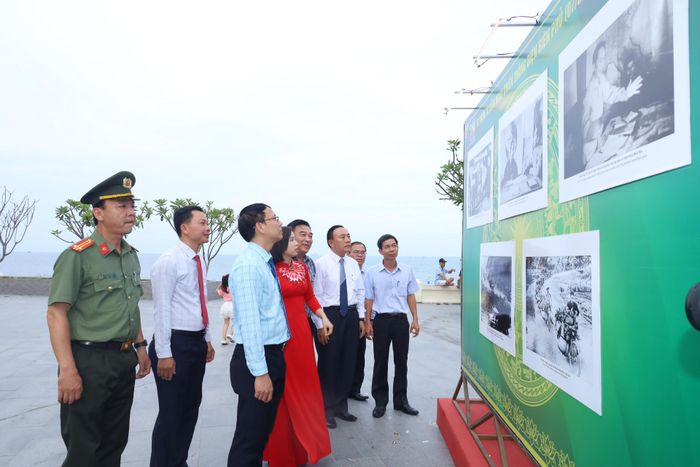 Các đại biểu xem hình ảnh về chiến thắng Điện Biên Phủ được giới thiệu trong không gian triển lãm.