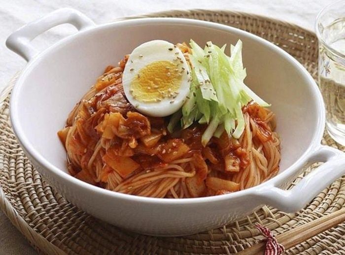 Món mì lạnh được sắp đặt cầu kỳ, đẹp mắt. (Ảnh: Myeong Dong Quan)