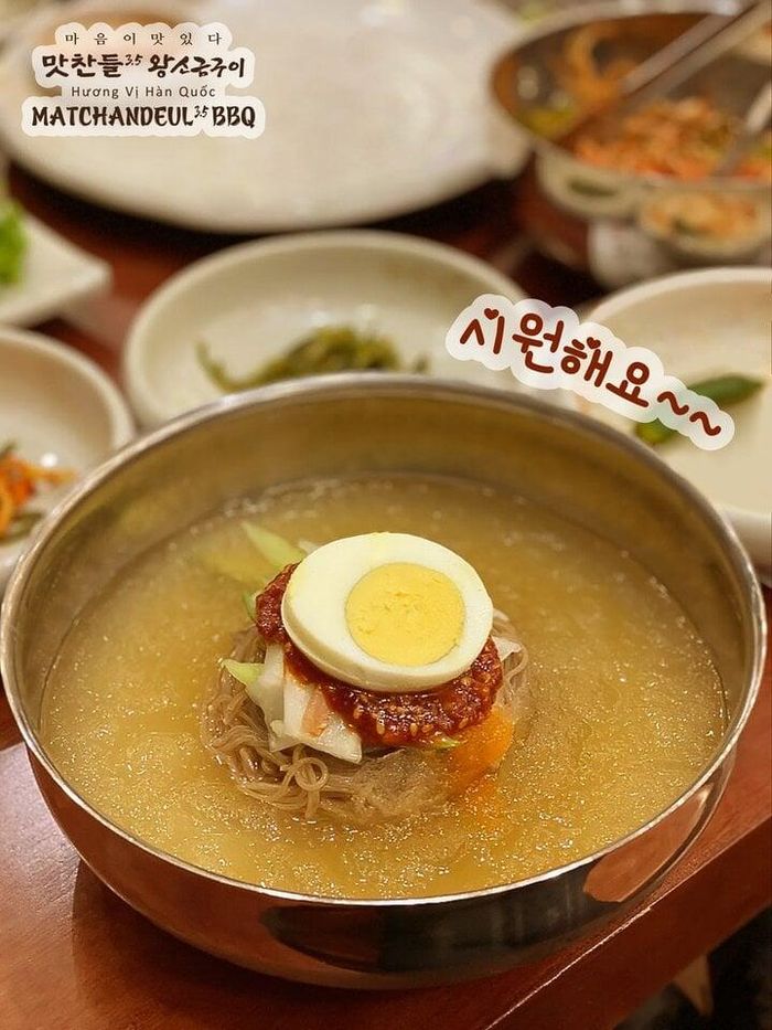 Mì lạnh Matchandeul BBQ với sợi mì chín tới có độ dai vừa đủ, nước dùng ngọt vị lê rất được lòng thực khách. (Ảnh: Matchandeul BBQ)