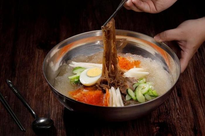 Tô mì lạnh có "đá bơi lổm chổm" tại Jeong BBQ &amp; Kimbap rất được thực khách yêu thích. (Ảnh: Jeong BBQ &amp; Kimbap)