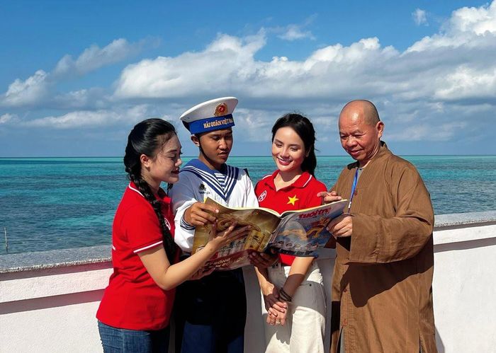 Hoa khôi Hà Nội Vũ Thu Trà My (thứ hai bên phải) trong chuyến công tác tại Trường Sa.