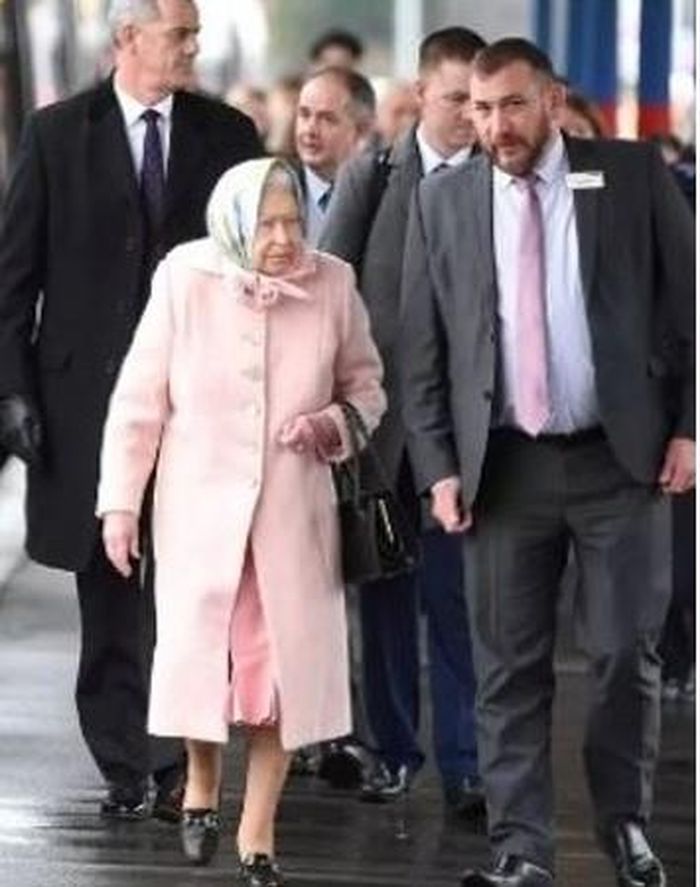 Dàn vệ sĩ của Nữ hoàng Anh Elizabeth II.