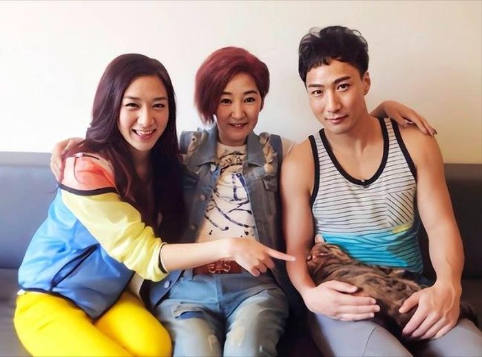 Tuyết Lê bên 2 con