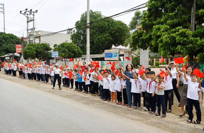 Cô, trò ở xã Cò Nòi, huyện Mai Sơn (tỉnh Sơn La) tiếp sức cho các vận động viên tranh tài. 